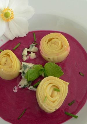 Une photo de Petits artichauts à la mousse de betteraves et roquefort