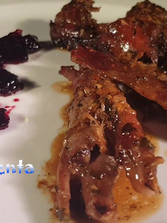 Una foto de Cordero a la griega con salsa de arándanos