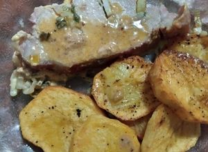 Una foto de Bife de cerdo relleno con verdeo y mozzarella con papas al horno