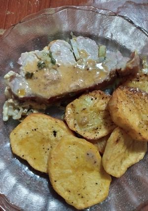 Una foto de Bife de cerdo relleno con verdeo y mozzarella con papas al horno