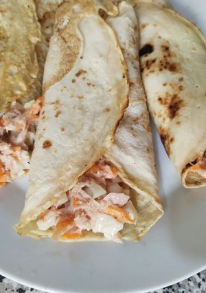 Una foto de Wrap con atún y yogurt
