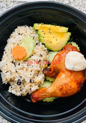 Hình của món Cơm trộn rong biển đùi gà nướng.