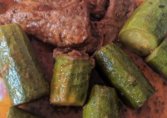 κύρια φωτογραφία συνταγής Μοσχάρι με κολοκυθάκια στη χύτρα (λουκουμάκι)
