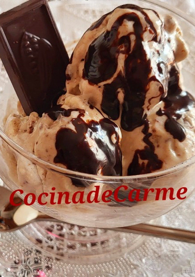Una foto de Helado de plátano y galletas con chocolate