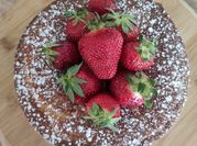 Une photo de yaourt fraise gâteau