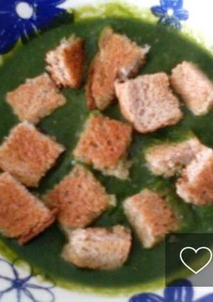 Una foto de Sopa de espinaca y arvejas