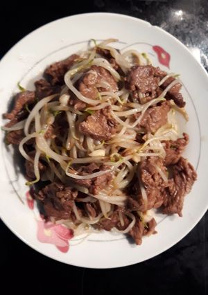 Hình của món Thịt bò xào giá.