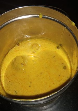 A picture of Kadhi pakoda.