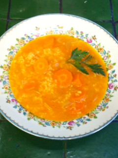 Una foto de Sopa polaca de arroz con zanahoria