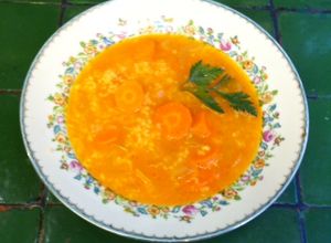 Una foto de Sopa polaca de arroz con zanahoria