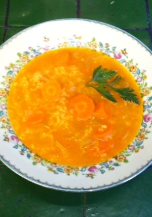 Una foto de Sopa polaca de arroz con zanahoria