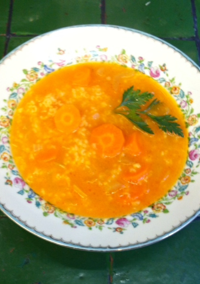 Una foto de Sopa polaca de arroz con zanahoria