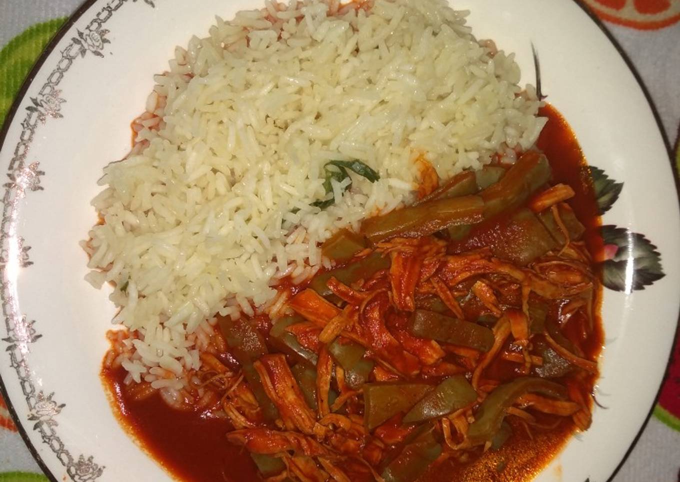 Pollo con nopales en adobo