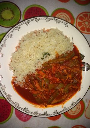 Una foto de Pollo con nopales en adobo
