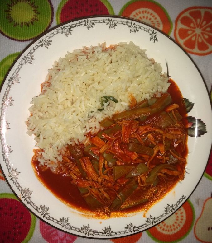 Una foto de Pollo con nopales en adobo