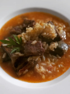 Una foto de Arroz caldoso de presa ibérica y alcachofas