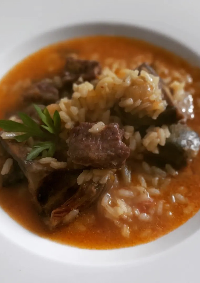 Una foto de Arroz caldoso de presa ibérica y alcachofas