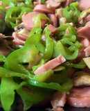 Salchichas con pimientos y champiñones