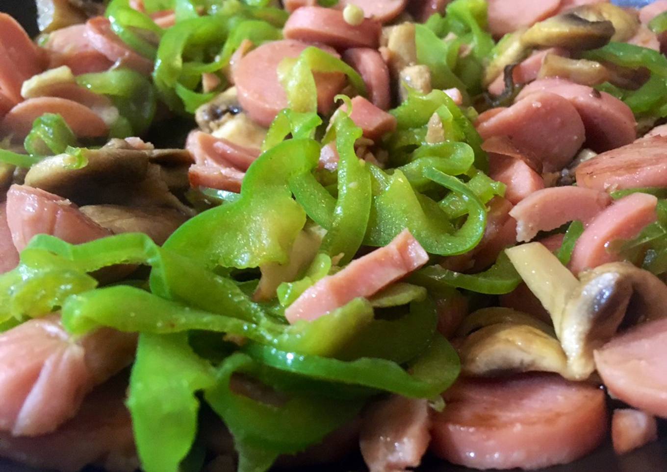 Salchichas con pimientos y champiñones