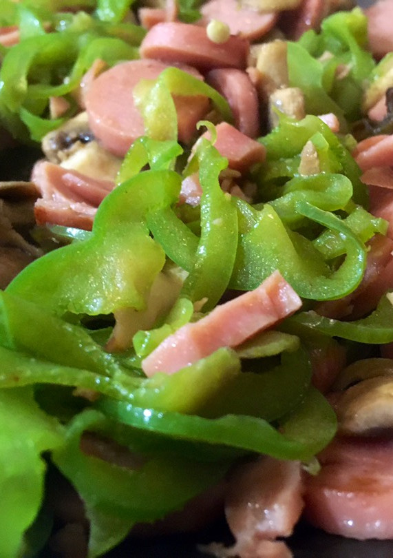 Una foto de Salchichas con pimientos y champiñones
