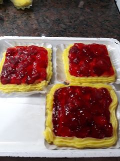 Una foto de Tarta de frutillas c/pastelera /crema individual. Grace