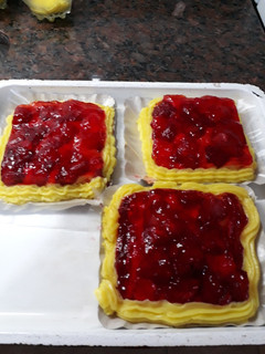 Una foto de Tarta de frutillas c/pastelera /crema individual. Grace