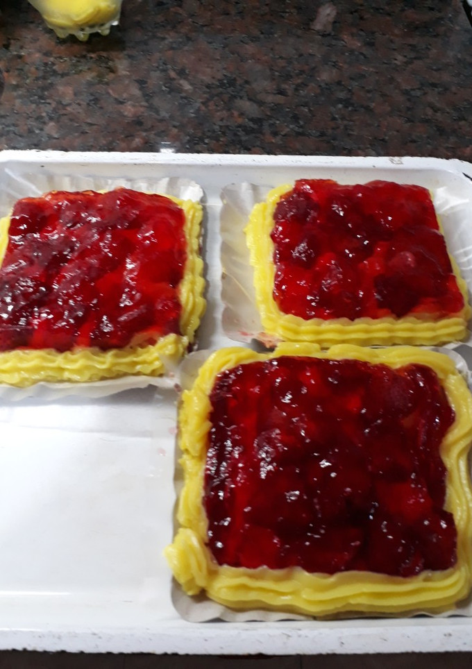 Una foto de Tarta de frutillas c/pastelera /crema individual. Grace