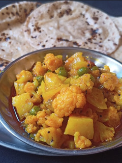 ફ્લાવર વટાણા બટેકા નું શાક (Flower Vatana Bataka Shak Recipe In Gujarati) રેસીપી મુખ્ય ફોટો