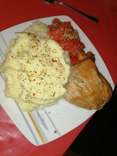 Una foto de Puré con pollo y tomatito