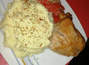 Una foto de Puré con pollo y tomatito