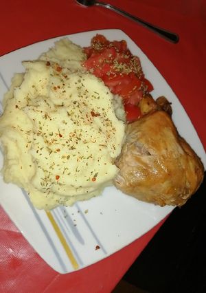 Una foto de Puré con pollo y tomatito