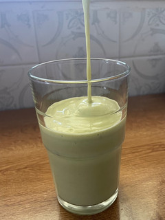 Una foto de Baticate (batido de aguacate)