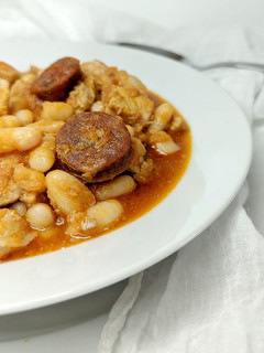 Una foto de Alubias blancas con cerdo y chorizo