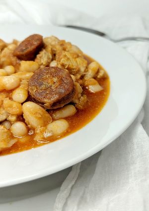 Una foto de Alubias blancas con cerdo y chorizo