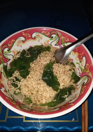 Hình của món Mì gói nấu canh lá cách.