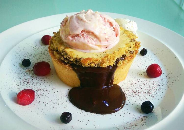 Exploding chocolate lava cheesecake cookie cup