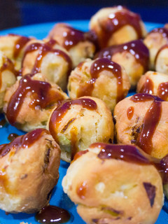 Una foto de Takoyaki de salchichas y queso