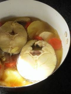 Una foto de Merluza con verduras