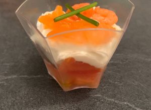 Une photo de Verrine tomates/Saint Môret/saumon & crevettes