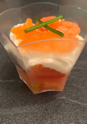 Une photo de Verrine tomates/Saint Môret/saumon & crevettes