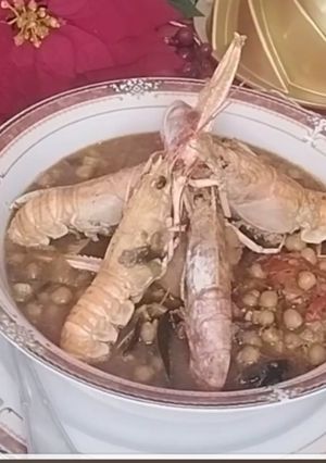 Una foto de Garbanzos con cigalas y gambones