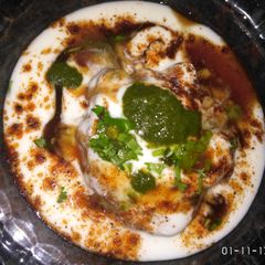 A picture of Dahi bhalla chaat.