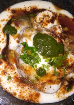 A picture of Dahi bhalla chaat.