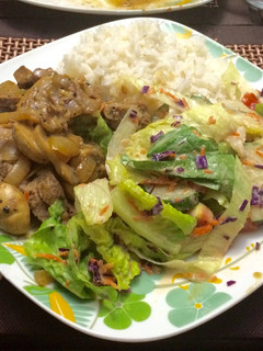 Una foto de Filete con hongos, ensalada primavera y arroz blanco.