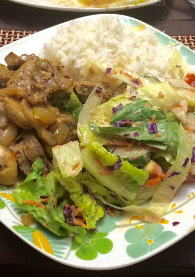 Una foto de Filete con hongos, ensalada primavera y arroz blanco.