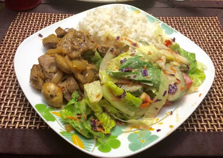 Filete con hongos, ensalada primavera y arroz blanco.