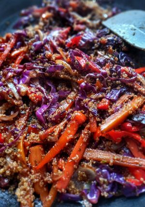 Una foto de Wok de vegetales con quinoa 😍