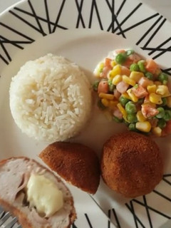 Una foto de Croquetas de pollo rellenas de jamón y queso