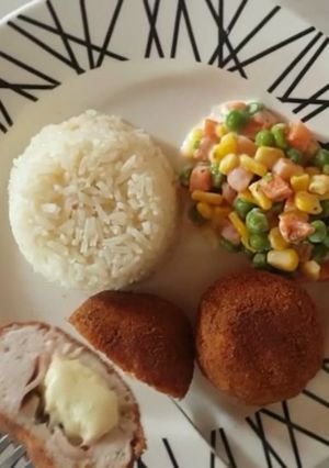 Una foto de Croquetas de pollo rellenas de jamón y queso