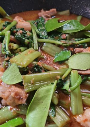 รูปของ ผัดเผ็ดผักบุ้งกับหมูสามชั้น